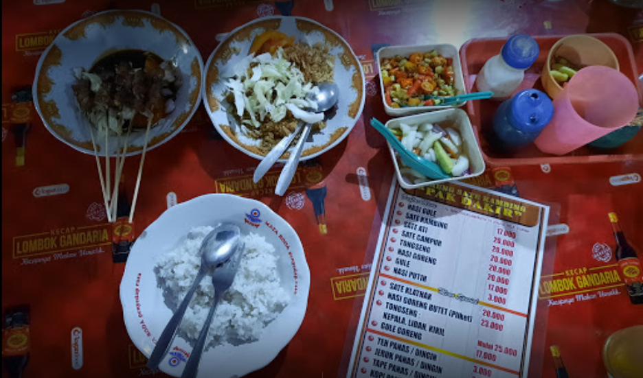 Menikmati suasana makan di Warung sate pak dakir sego pliket pak dakir