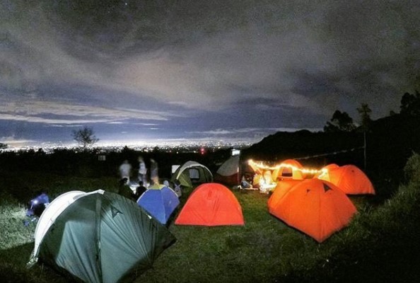 suasana camping malam hari